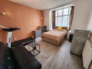 Newly Refurbished 3 Bedroom House with Lovely Garden - 3