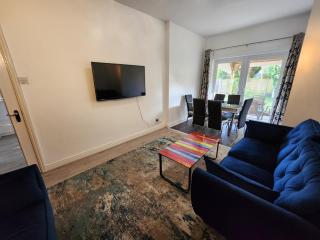 Newly Refurbished 3 Bedroom House with Lovely Garden - 5