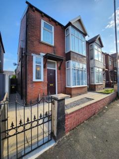 Newly Refurbished 3 Bedroom House with Lovely Garden - 4