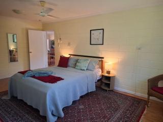 J & Ella's Holiday House - 2 Bedroom, 3 Beds, 2 Bathroom, 4 or 5 Guests - 1