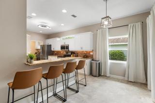 Relaxing 4BR Home with Spa and Saltwater Pool Near Beach 30 day minimum stays Perfect for remote workers and family trips - Sarasota - 0