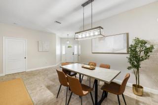Relaxing 4BR Home with Spa and Saltwater Pool Near Beach 30 day minimum stays Perfect for remote workers and family trips - Sarasota - 2