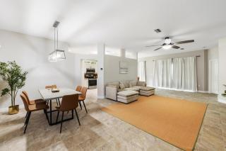 Relaxing 4BR Home with Spa and Saltwater Pool Near Beach 30 day minimum stays Perfect for remote workers and family trips - Sarasota - 1