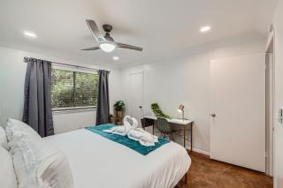 Your Stylish King Suite Getaway - Sleeps 4 - Pool, Prkg - Austin - 3