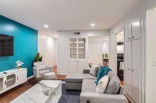 Your Stylish King Suite Getaway - Sleeps 4 - Pool, Prkg - Austin - 2