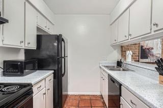 Your Stylish King Suite Getaway - Sleeps 4 - Pool, Prkg - Austin - 1