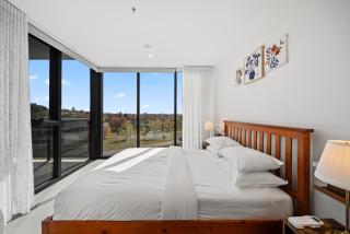 Stylish 2-Bed Apartment with Luxe Amenities Access - Phillip - 9