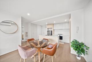 Stylish 2-Bed Apartment with Luxe Amenities Access - Phillip - 8