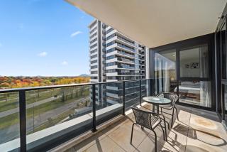 Stylish 2-Bed Apartment with Luxe Amenities Access - 4