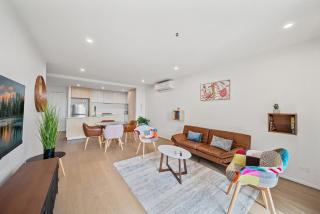 Stylish 2-Bed Apartment with Luxe Amenities Access - Phillip - 4