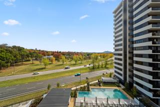 Stylish 2-Bed Apartment with Luxe Amenities Access - 8