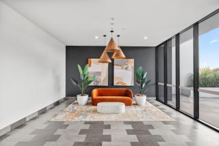 Stylish 2-Bed Apartment with Luxe Amenities Access - 5