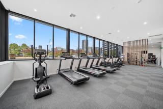 Stylish 2-Bed Apartment with Luxe Amenities Access - 6