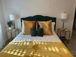 Chic Centrally Located 2BR Townhome at the Rez Sleeps 6 - 4