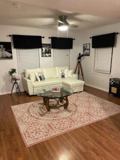 Chic Centrally Located 2BR Townhome at the Rez Sleeps 6 - 6
