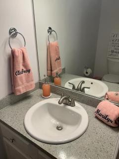 Chic Centrally Located 2BR Townhome at the Rez Sleeps 6 - 2