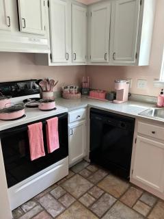 Chic Centrally Located 2BR Townhome at the Rez Sleeps 6 - 5