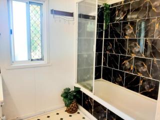 Oakwood House - Entire house rental - 5 bedrooms with Netflix and WiFi - Tambo - 1