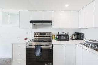 Exquisite 2-Bedroom Guest Suite - Bradford - 4