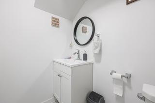Exquisite 2-Bedroom Guest Suite - Bradford - 1