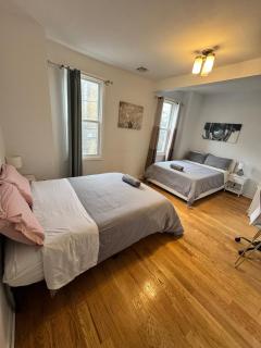 4 ROOMS FAMILY HOUSE WITH BACKYARD, LAUNDRY AND PARKINg - 6