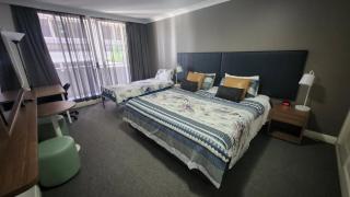 Spacious One-Bedroom or Studio with Balcony - Sydney - 8