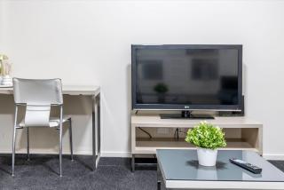 Stylish Stay Near Lake Tuggeranong - 4