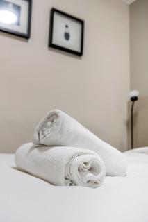 Stylish Stay Near Lake Tuggeranong - Tuggeranong - 1