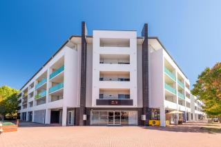 Stylish Stay Near Lake Tuggeranong - Tuggeranong - 0