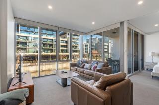 Spacious Lakefront Apartment with Pool Access - Kingston - 0