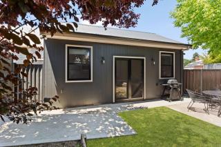 Charming Studio for Two in the Heart of Bathurst - 5