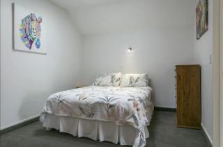 3BR with views, close to lake and town - 3