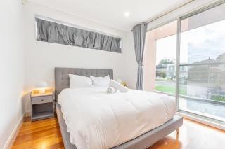 Luxury 5BD house w water view in Melrose Park - Sydney - 2