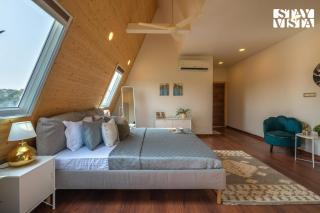 StayVista at Aarna Estate with library, lawn - Tāoru - 4
