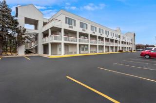 Econo Lodge - Willowbrook - 2