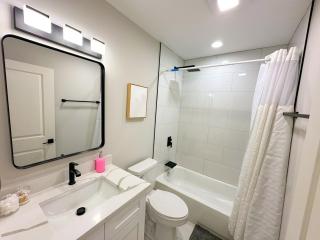 Spacious 3BR Family Oasis Sleeps 8 Free Parking - Chicago - 4