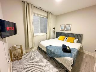 Spacious 3BR Family Oasis Sleeps 8 Free Parking - Chicago - 3