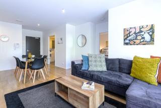 Cosmo Stays- Designer Apartment Fabulous Location - 5