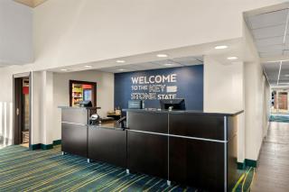 Hampton Inn & Suites Newtown - Yardley - 2