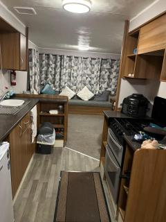 Superb 8 Berth Caravan With Free Wifi At Highfield Grange Ref 26706Wr - Clacton-on-Sea - 0