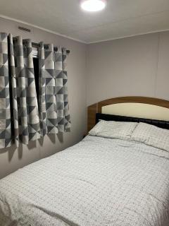 Superb 8 Berth Caravan With Free Wifi At Highfield Grange Ref 26706Wr - Clacton-on-Sea - 4