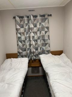 Superb 8 Berth Caravan With Free Wifi At Highfield Grange Ref 26706Wr - Clacton-on-Sea - 2
