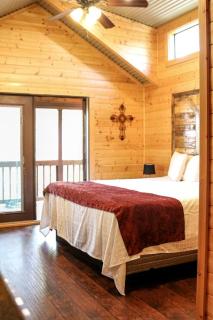 Comfortable Cabin Rental with Pool Access near San Antonio, Texas - Pipe Creek - 4