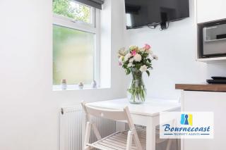 SEA LA VIE by BOURNECOAST - A Modern Apartment Near the Sandy Beaches and River with SKY TV - FM6102 - 6