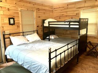 Charming Cabin Rental Nestled in the Peaceful Woods of Huron National Forest, Michigan - Five Corners - 4