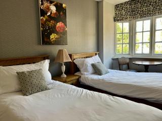 The Talbot and apartment - Iwerne Minster - 1