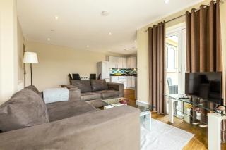 2BR Apt with Balcony, 5 mins to Heathrow - Stanwell - 1
