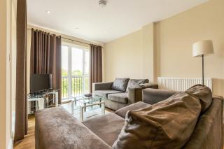 2BR Apt with Balcony, 5 mins to Heathrow - 0