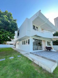 Elegant Classic Home for Leisure & Gatherings! - - 0