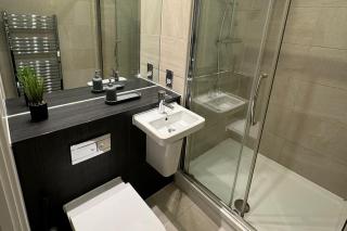 Riverfront: 2 Bed in London - Parking - Brentford - 7
